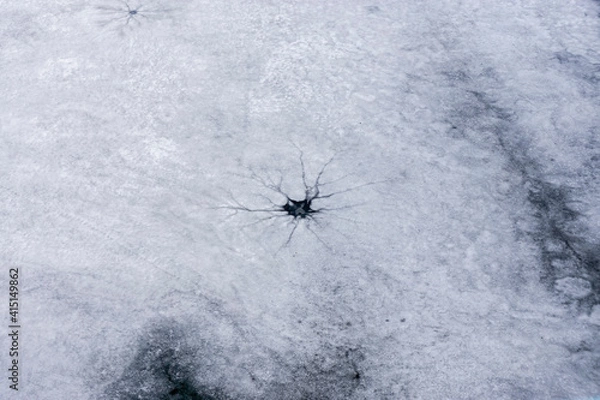 Fototapeta 春の湖水の氷が溶け始める