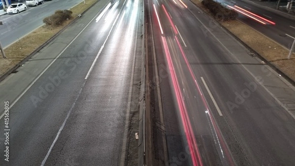 Obraz 야간에 찍은 도로 위의 자동차