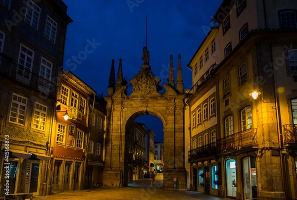 Obraz Una de las puertas antiguas de la ciudad de Braga con discreta iluminación nocturna