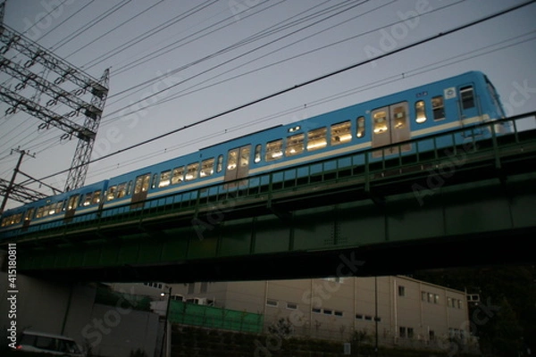 Obraz 高架橋を通過する電車