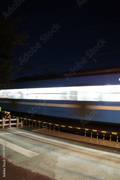 Obraz 踏切を通過する電車