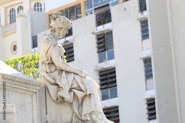 Obraz statue in the city