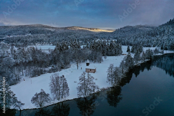 Obraz Lever de soleil sur le lac de Longemer et la Chapelle Saint-Clément dans le Massif des Vosges en hiver