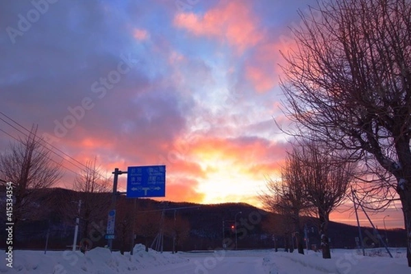 Fototapeta 北海道、田舎、冬の朝焼け