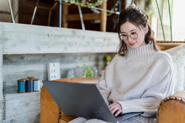 Obraz リモートワークをする女性