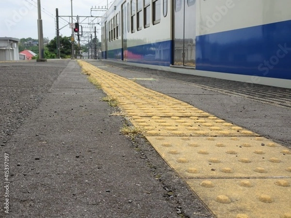 Obraz プラットホームに止まる電車