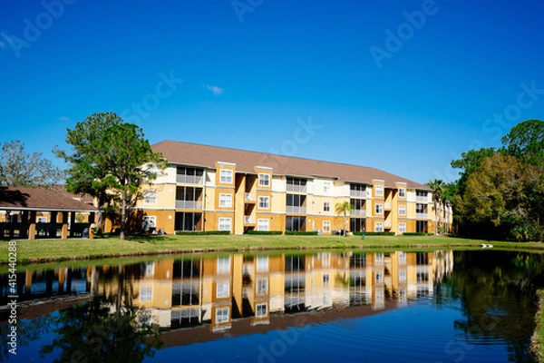 Obraz  Florida apartment and pond reflection	