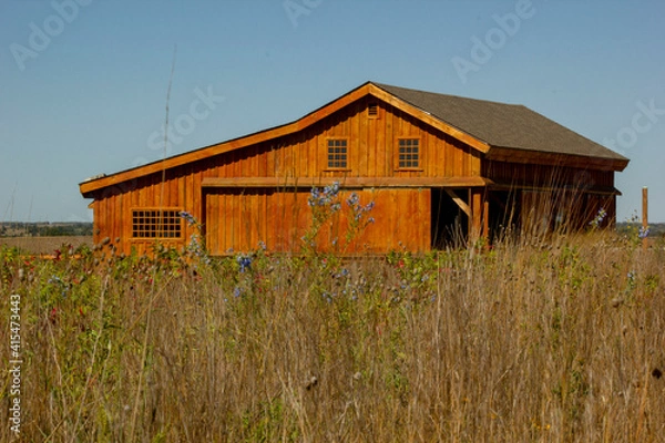 Obraz old red barn in a prarie