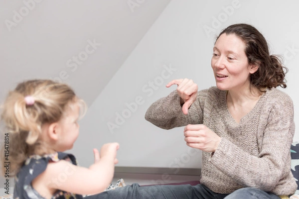 Fototapeta mère et fille signe une comptine en LSF