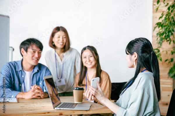 Fototapeta オフィスでスマホを使うビジネスウーマン
