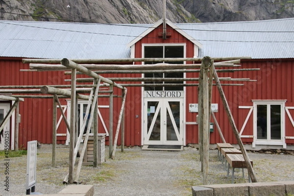 Fototapeta red barn in winter