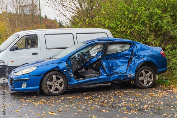 Obraz blue car crashed from the driver's side