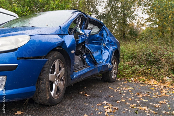 Obraz blue car crashed from the driver's side