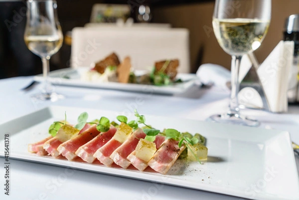 Obraz tuna with young peas