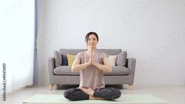 Fototapeta 自宅でヨガを行う女性