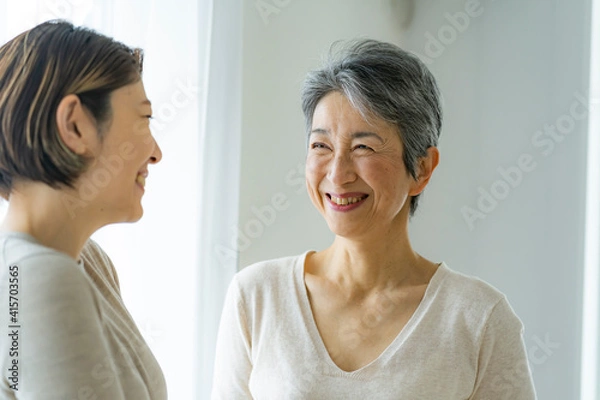 Fototapeta 笑顔で会話する30代日本人女性とシニア女性