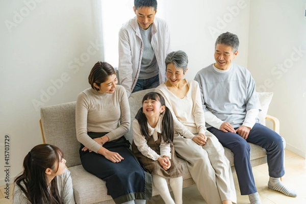 Obraz リビングでくつろぐ日本人三世代家族