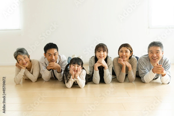 Fototapeta 並んで寝転ぶ日本人三世代家族