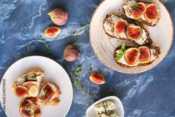 Fototapeta Tasty sandwiches with fig on color background