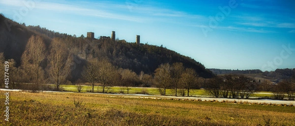 Obraz Die mittelalterliche Brandenburg-Ruine bei Lauchröden (Thüringen) und Herleshausen (Hessen).