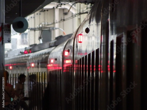 Obraz プラットホームで出発を待つ電車