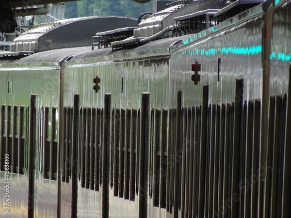 Obraz プラットホームで出発を待つ電車