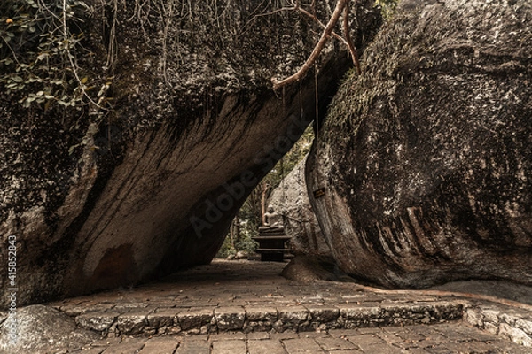 Obraz Posąg Buddy na kamiennym tle.