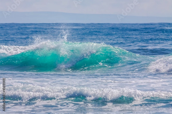 Fototapeta Scenic view of sea waves splashing on shore in Honolulu, Hawaii