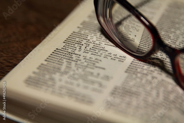 Obraz メガネと本