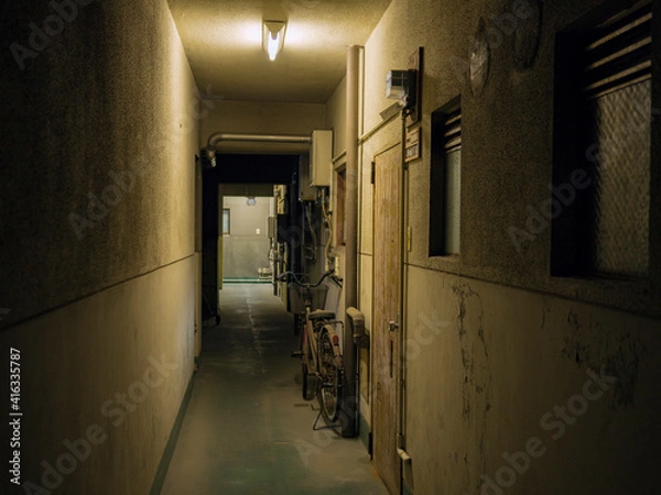 Obraz 古いアパートの外廊下