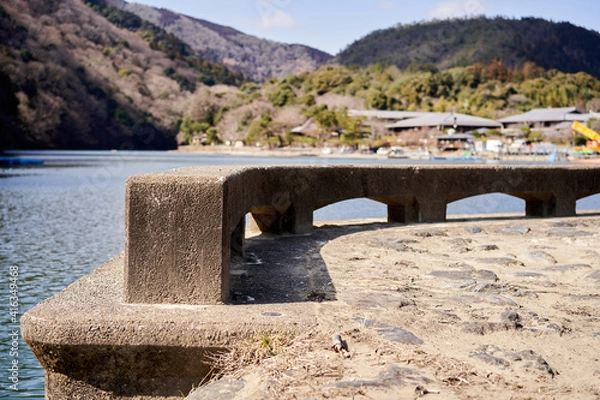 Fototapeta 湖畔の椅子