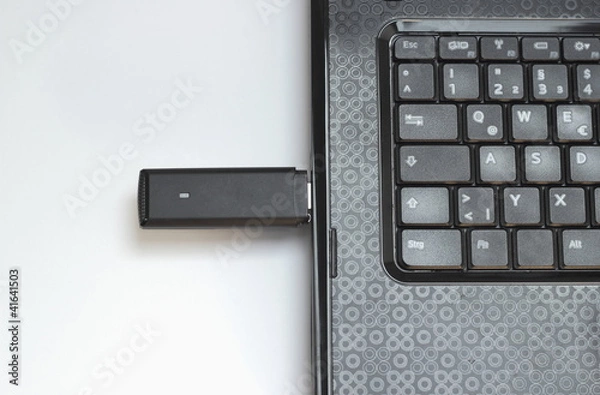 Fototapeta USB Internet Stick an einem Notebook