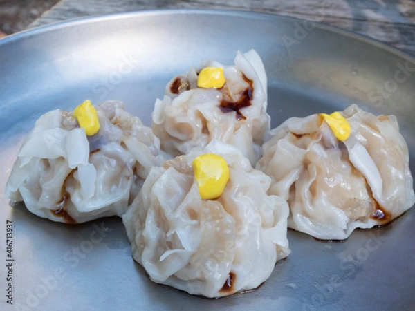 Fototapeta アウトドアで食べる焼売（シューマイ）