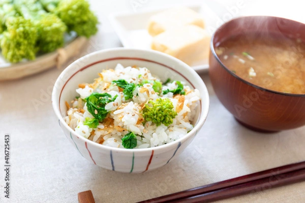 Obraz 菜の花と桜エビの混ぜご飯に玉子焼き　日本の朝食