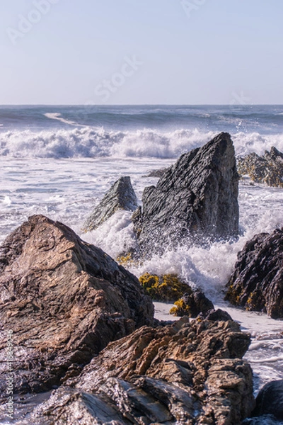 Obraz waves crashing on rocks