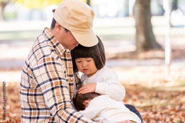 Fototapeta パパと一緒にピクニックする子供達
