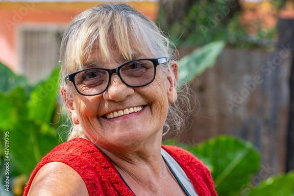 Obraz mujer mayor con una gran sonrisa en primera persona disfrutando de su jubilación