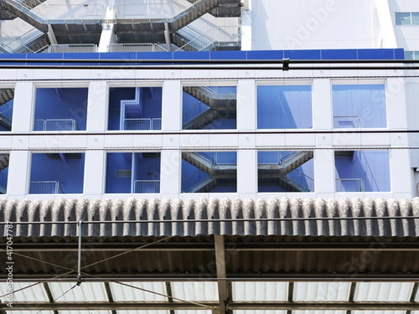 Fototapeta 駅のホームの屋根とビル