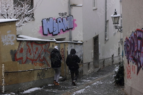 Fototapeta 冬のドイツの街歩き。路地裏と落書き