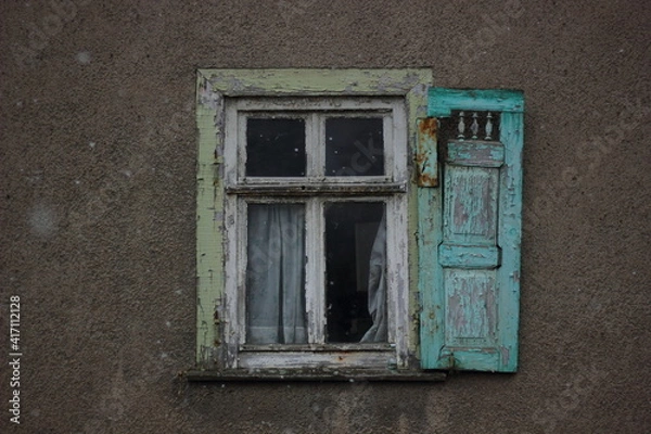 Fototapeta 冬のドイツの田舎を街歩き。壊れた窓。