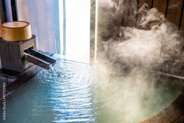 Obraz 温泉付き客室にある天然温泉風呂の写真