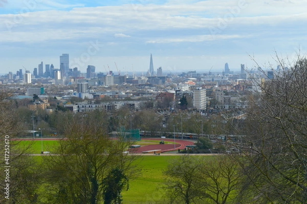 Obraz Parliament Hill formerly known as Traitor's Hill is the gateway to Hampstead Heath It is natural haven in north London and is the highest point in the city at 98 metres high for the best skyline views