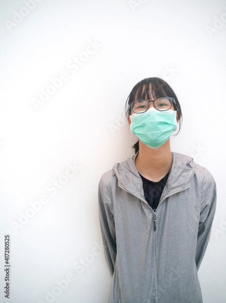 Obraz An Asian tourist girl, takes a mask every time she does in her daily life.