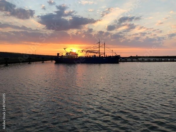 Fototapeta Sonnenuntergang im Hafen.