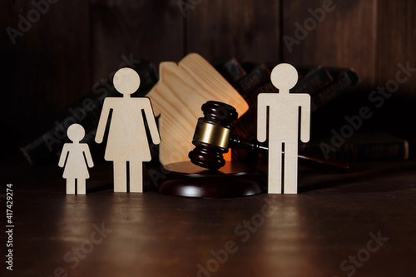 Obraz Judge gavel between split family figures.