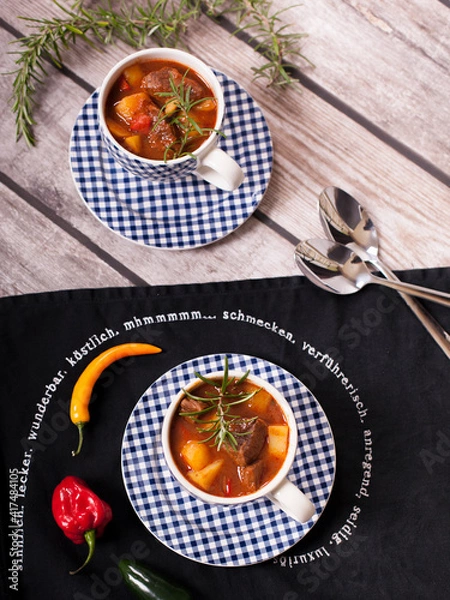 Obraz Gulaschsuppe mit blauem Karo Geschirr