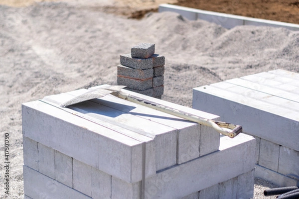 Obraz 工事現場のコンクリートブロックとスコップ