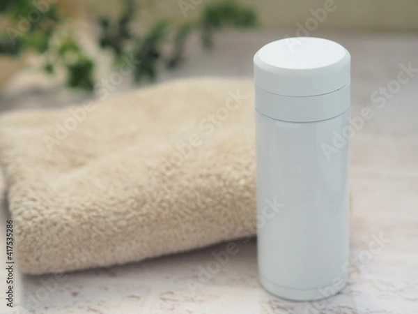 Obraz 白い水筒とベージュのタオル