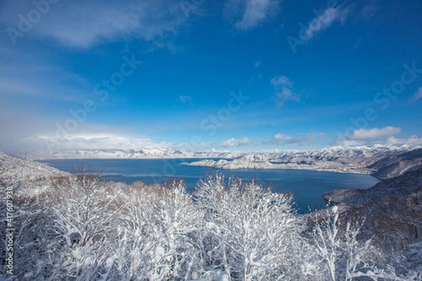 Obraz 雪に包まれた美しい冬の十和田湖
