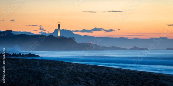 Fototapeta Latarnia morska Biarritz o Sunset, Atlantic Ocean i plaża na pierwszym planie, we Francji